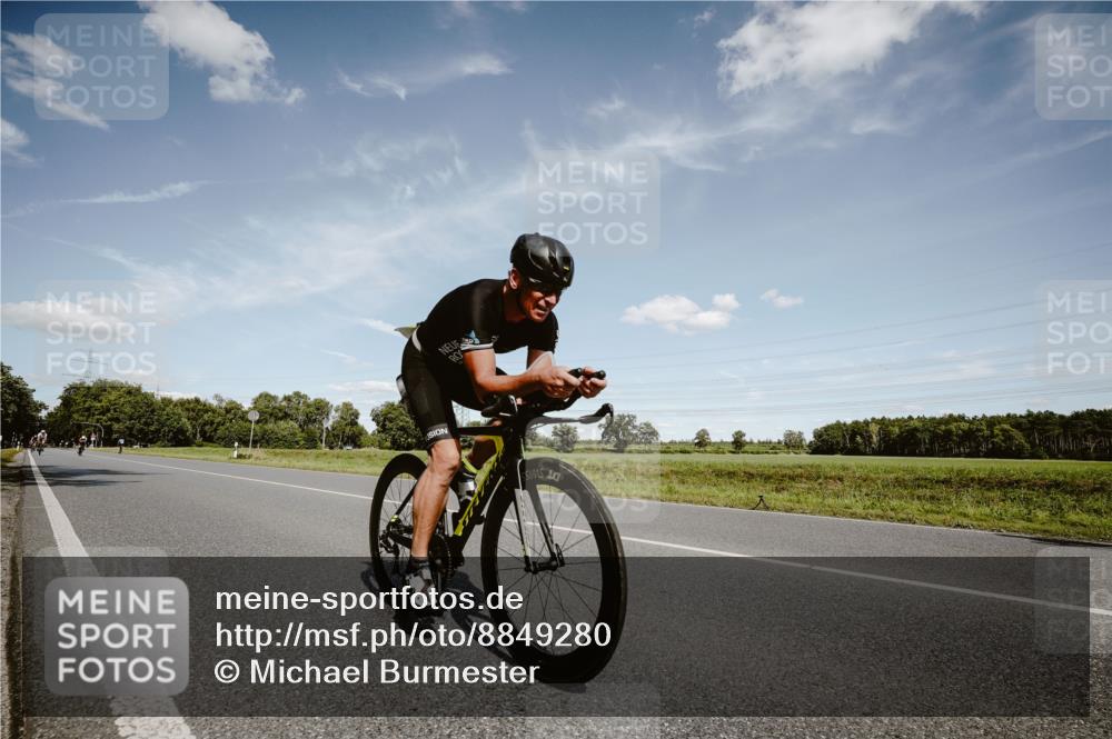 07.09.2025 - 19. Norderstedt Triathlon Michael Burmester http://msf.ph/oto/8849280 07.09.2025 13:58:38 Radfahren 989 meine-sportfotos.de