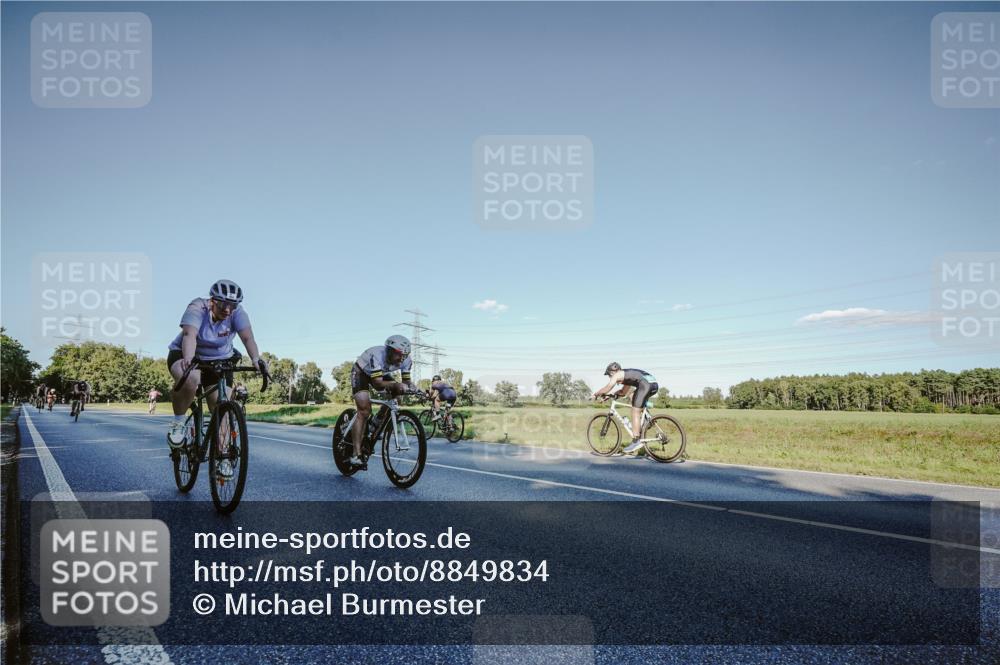 07.09.2025 - 19. Norderstedt Triathlon Michael Burmester http://msf.ph/oto/8849834 07.09.2025 16:17:50 Radfahren 944, 1588, 1602 meine-sportfotos.de