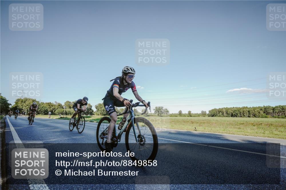 07.09.2025 - 19. Norderstedt Triathlon Michael Burmester http://msf.ph/oto/8849858 07.09.2025 16:18:04 Radfahren 878, 1555, 1621, 1627 meine-sportfotos.de