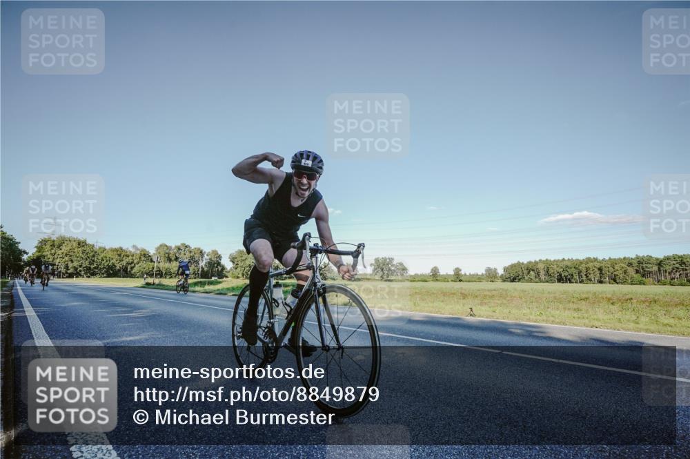 07.09.2025 - 19. Norderstedt Triathlon Michael Burmester http://msf.ph/oto/8849879 07.09.2025 16:18:26 Radfahren 929, 1574, 1589 meine-sportfotos.de