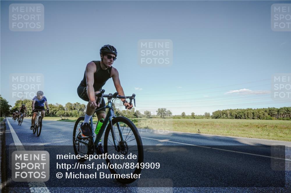 07.09.2025 - 19. Norderstedt Triathlon Michael Burmester http://msf.ph/oto/8849909 07.09.2025 16:18:44 Radfahren 418, 886, 890, 1092, 1528, 1561 meine-sportfotos.de
