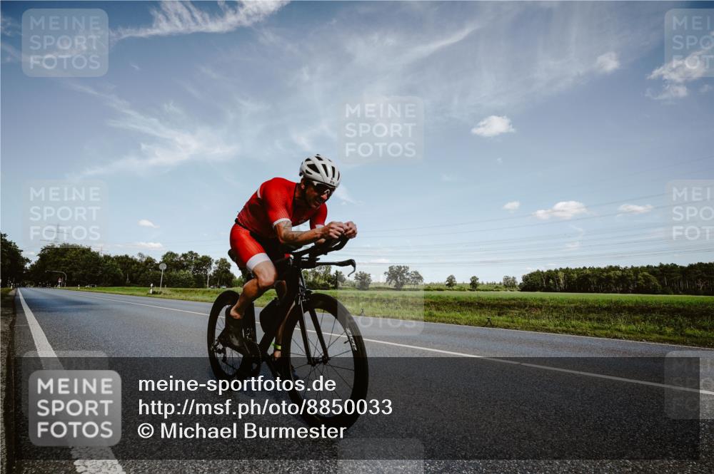 07.09.2025 - 19. Norderstedt Triathlon Michael Burmester http://msf.ph/oto/8850033 07.09.2025 14:09:48 Radfahren 976 meine-sportfotos.de