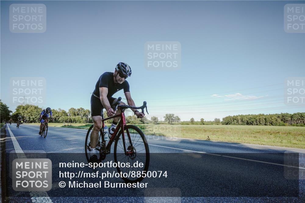 07.09.2025 - 19. Norderstedt Triathlon Michael Burmester http://msf.ph/oto/8850074 07.09.2025 16:22:13 Radfahren 915, 1057, 1420 meine-sportfotos.de