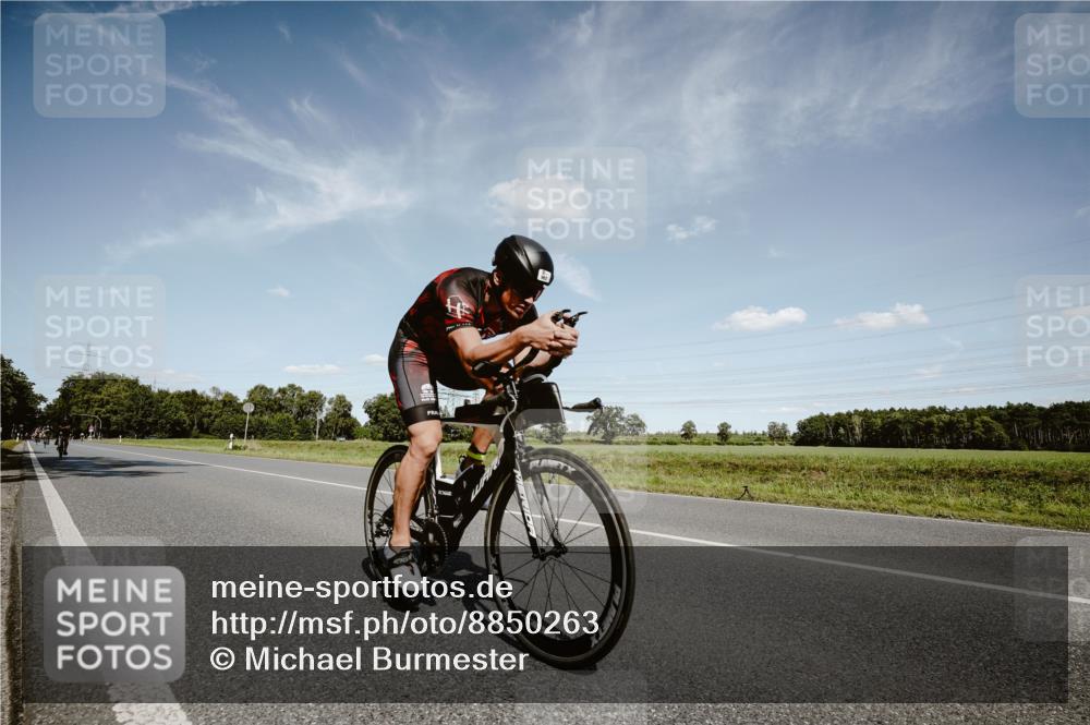 07.09.2025 - 19. Norderstedt Triathlon Michael Burmester http://msf.ph/oto/8850263 07.09.2025 14:13:18 Radfahren 962, 965 meine-sportfotos.de