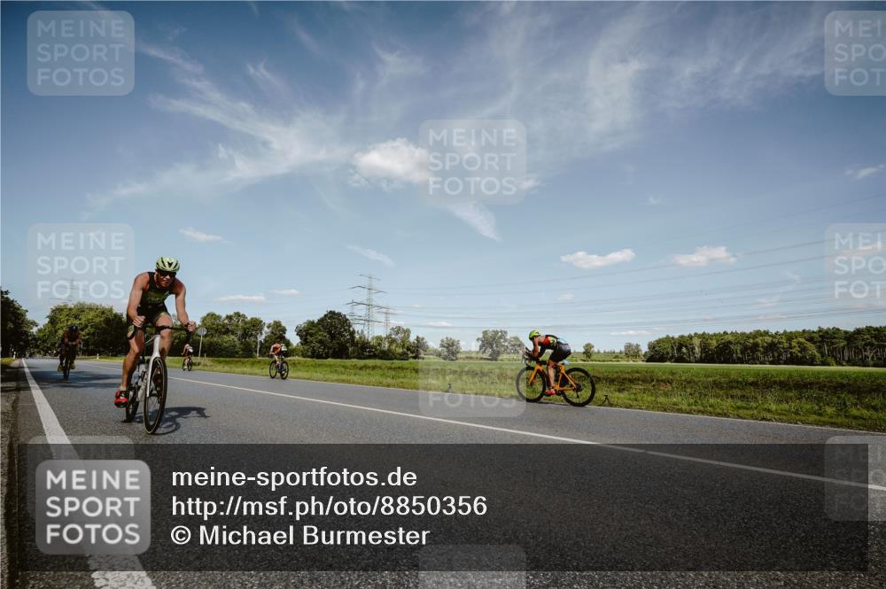 07.09.2025 - 19. Norderstedt Triathlon Michael Burmester http://msf.ph/oto/8850356 07.09.2025 14:14:15 Radfahren 988, 996 meine-sportfotos.de