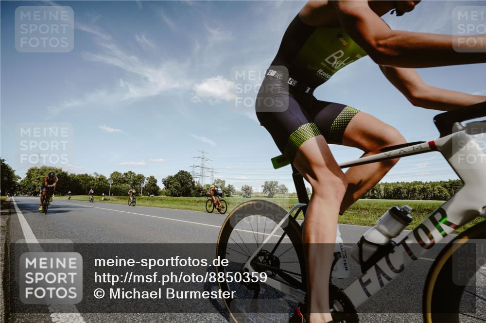 07.09.2025 - 19. Norderstedt Triathlon Michael Burmester http://msf.ph/oto/8850359 07.09.2025 14:14:15 Radfahren 988, 996 meine-sportfotos.de