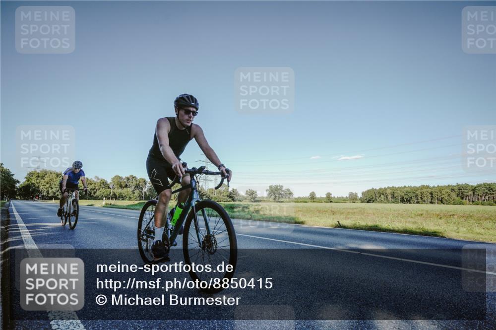 07.09.2025 - 19. Norderstedt Triathlon Michael Burmester http://msf.ph/oto/8850415 07.09.2025 16:31:42 Radfahren 886, 890 meine-sportfotos.de