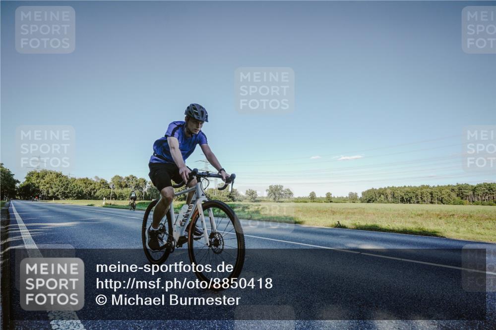 07.09.2025 - 19. Norderstedt Triathlon Michael Burmester http://msf.ph/oto/8850418 07.09.2025 16:31:43 Radfahren 886, 890 meine-sportfotos.de