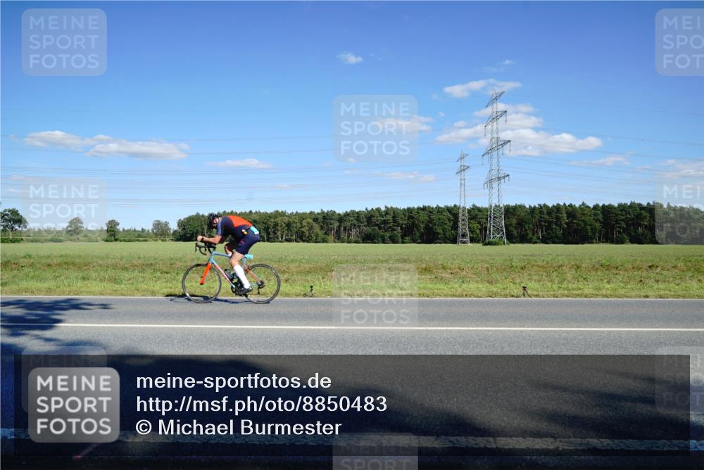 07.09.2025 - 19. Norderstedt Triathlon Michael Burmester http://msf.ph/oto/8850483 07.09.2025 15:29:57 Radfahren 878, 889 meine-sportfotos.de