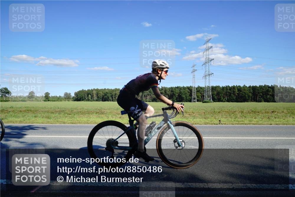 07.09.2025 - 19. Norderstedt Triathlon Michael Burmester http://msf.ph/oto/8850486 07.09.2025 15:29:58 Radfahren 878, 889 meine-sportfotos.de