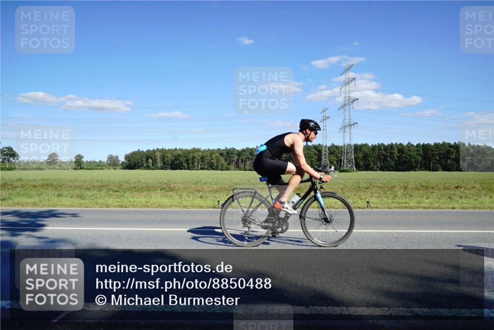 07.09.2025 - 19. Norderstedt Triathlon Michael Burmester http://msf.ph/oto/8850488 07.09.2025 15:29:58 Radfahren 878, 889 meine-sportfotos.de