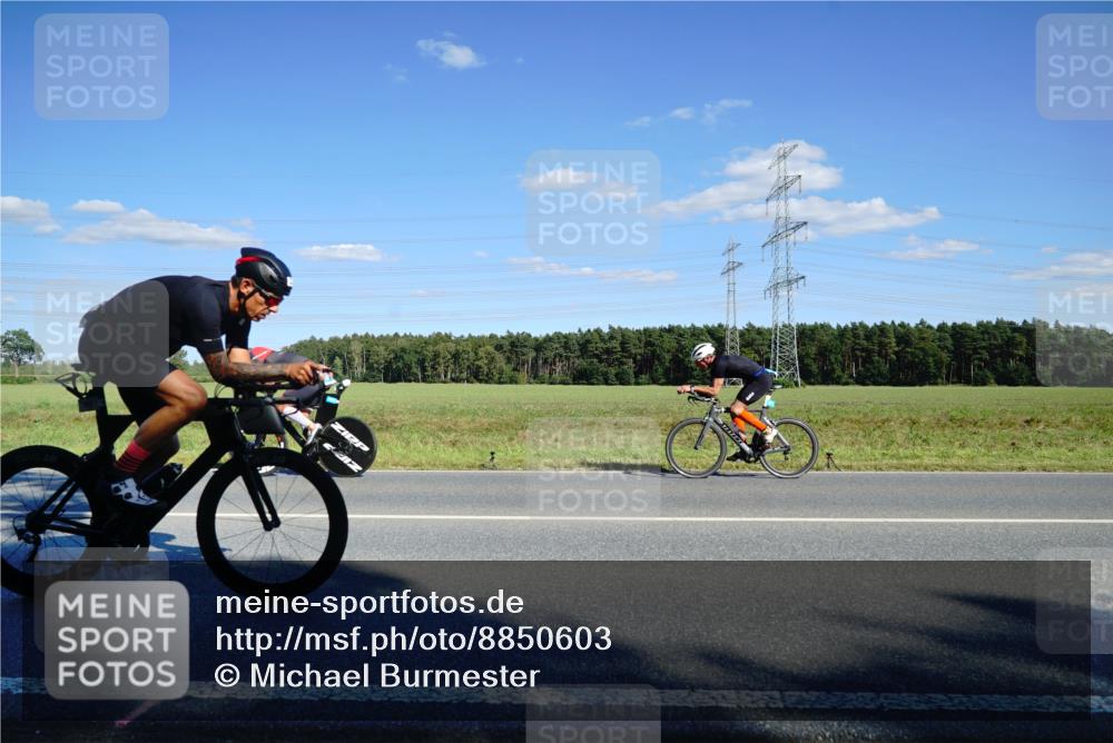 07.09.2025 - 19. Norderstedt Triathlon Michael Burmester http://msf.ph/oto/8850603 07.09.2025 15:31:32 Radfahren 937, 951 meine-sportfotos.de