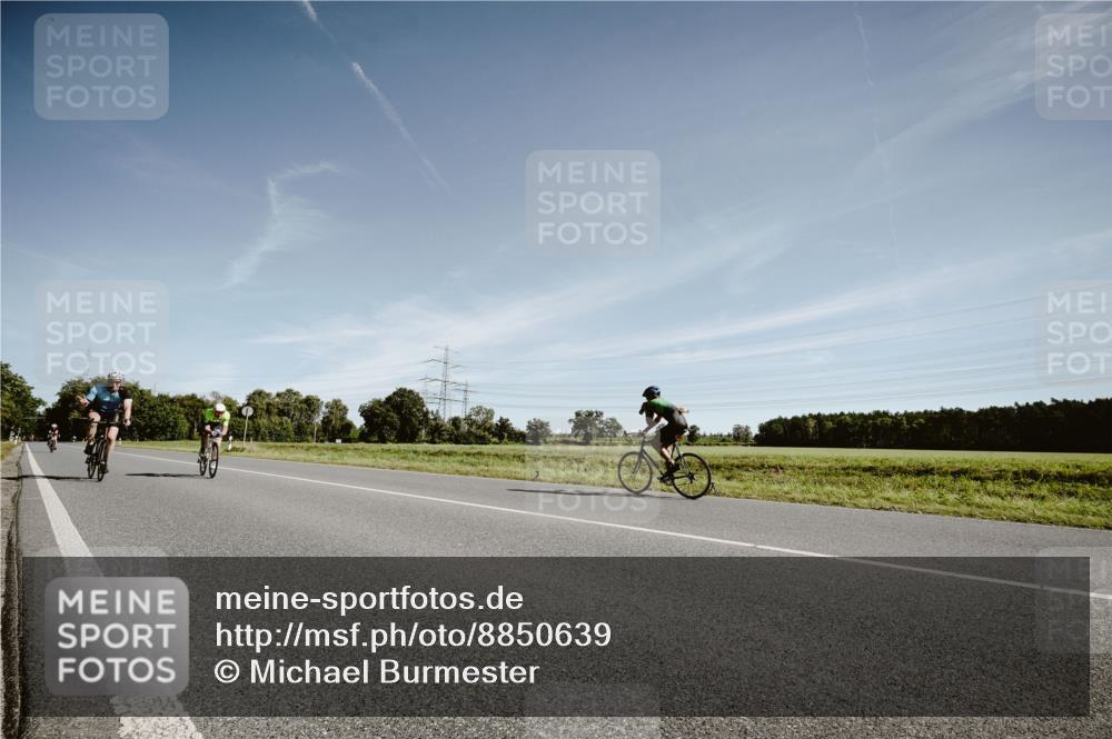 07.09.2025 - 19. Norderstedt Triathlon Michael Burmester http://msf.ph/oto/8850639 07.09.2025 11:10:15 Radfahren 734, 771 meine-sportfotos.de
