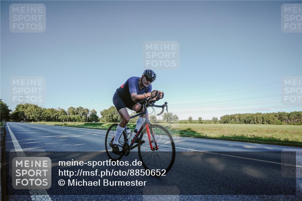 07.09.2025 - 19. Norderstedt Triathlon Michael Burmester http://msf.ph/oto/8850652 07.09.2025 16:43:29 Radfahren 371 meine-sportfotos.de