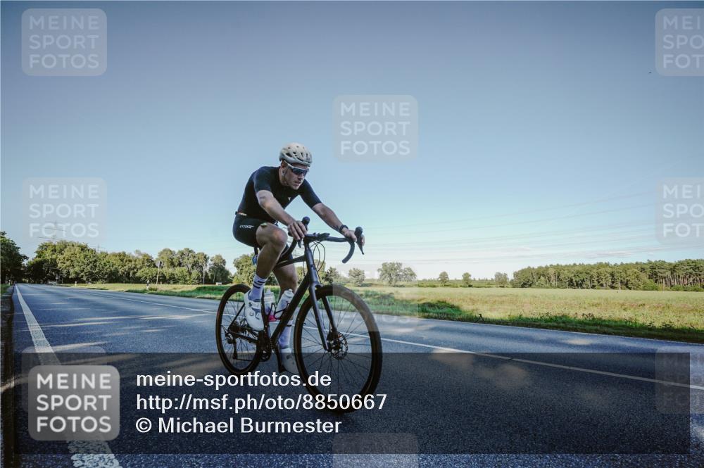 07.09.2025 - 19. Norderstedt Triathlon Michael Burmester http://msf.ph/oto/8850667 07.09.2025 16:44:01 Radfahren 372 meine-sportfotos.de