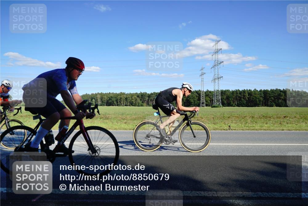 07.09.2025 - 19. Norderstedt Triathlon Michael Burmester http://msf.ph/oto/8850679 07.09.2025 15:32:42 Radfahren 477, 873, 936, 949, 1410 meine-sportfotos.de