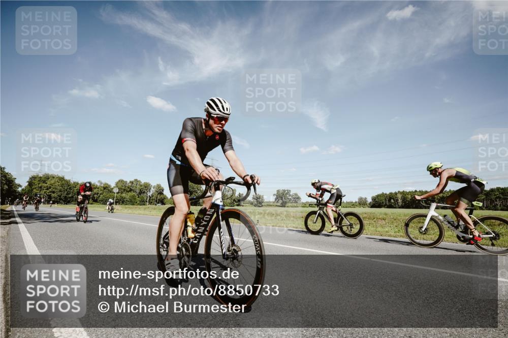 07.09.2025 - 19. Norderstedt Triathlon Michael Burmester http://msf.ph/oto/8850733 07.09.2025 14:18:24 Radfahren 393, 411, 964, 1027 meine-sportfotos.de