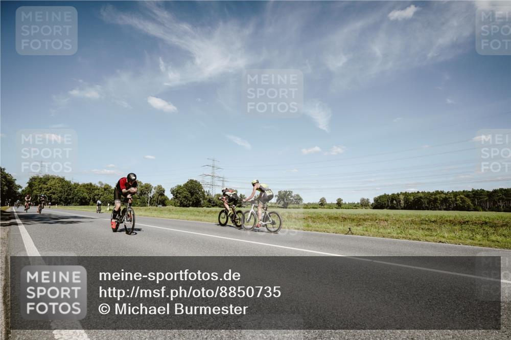 07.09.2025 - 19. Norderstedt Triathlon Michael Burmester http://msf.ph/oto/8850735 07.09.2025 14:18:25 Radfahren 393, 411, 964, 1027 meine-sportfotos.de