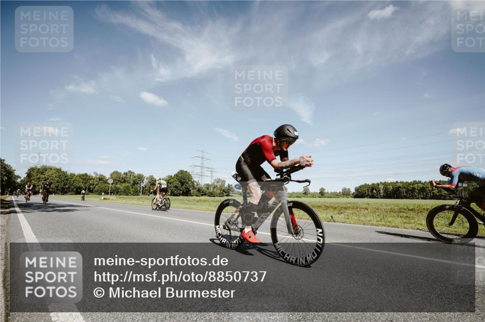 07.09.2025 - 19. Norderstedt Triathlon Michael Burmester http://msf.ph/oto/8850737 07.09.2025 14:18:25 Radfahren 393, 411, 964, 1027 meine-sportfotos.de