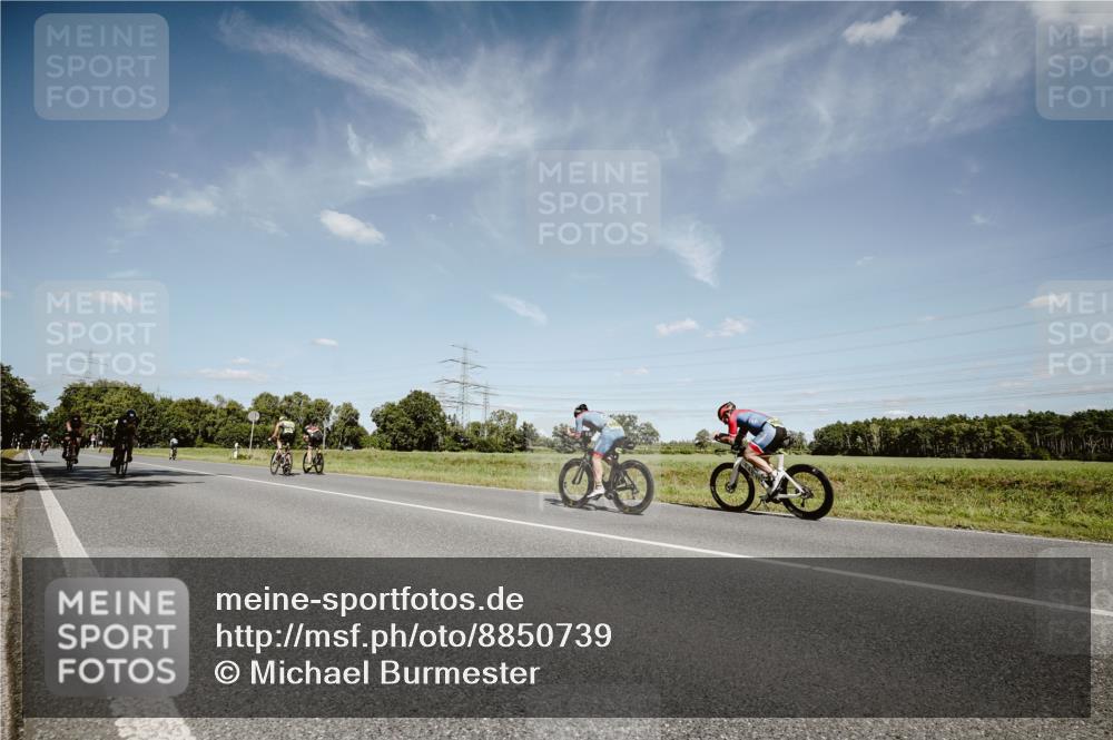 07.09.2025 - 19. Norderstedt Triathlon Michael Burmester http://msf.ph/oto/8850739 07.09.2025 14:18:26 Radfahren 393, 411, 964, 1027 meine-sportfotos.de