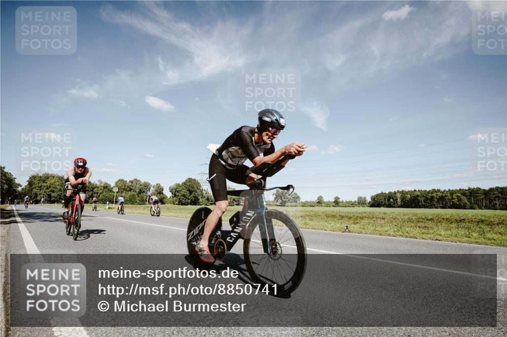 07.09.2025 - 19. Norderstedt Triathlon Michael Burmester http://msf.ph/oto/8850741 07.09.2025 14:18:27 Radfahren 393, 411, 964, 1027 meine-sportfotos.de
