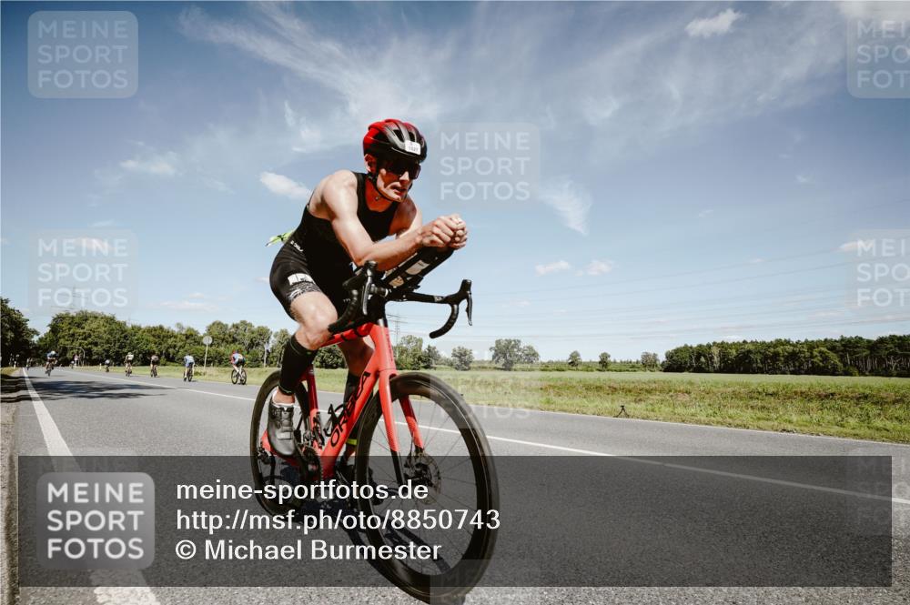 07.09.2025 - 19. Norderstedt Triathlon Michael Burmester http://msf.ph/oto/8850743 07.09.2025 14:18:27 Radfahren 393, 411, 964, 1027 meine-sportfotos.de