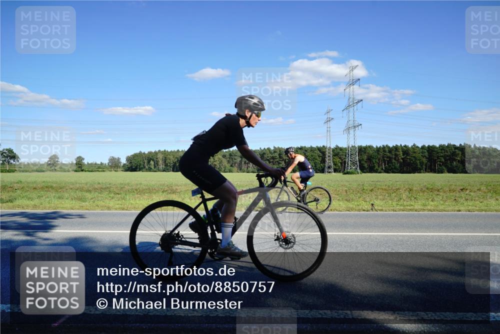 07.09.2025 - 19. Norderstedt Triathlon Michael Burmester http://msf.ph/oto/8850757 07.09.2025 15:33:35 Radfahren 883, 941, 946, 1480 meine-sportfotos.de