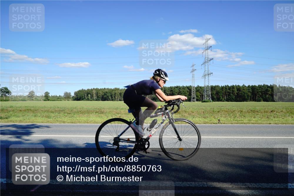 07.09.2025 - 19. Norderstedt Triathlon Michael Burmester http://msf.ph/oto/8850763 07.09.2025 15:33:43 Radfahren 875, 912 meine-sportfotos.de