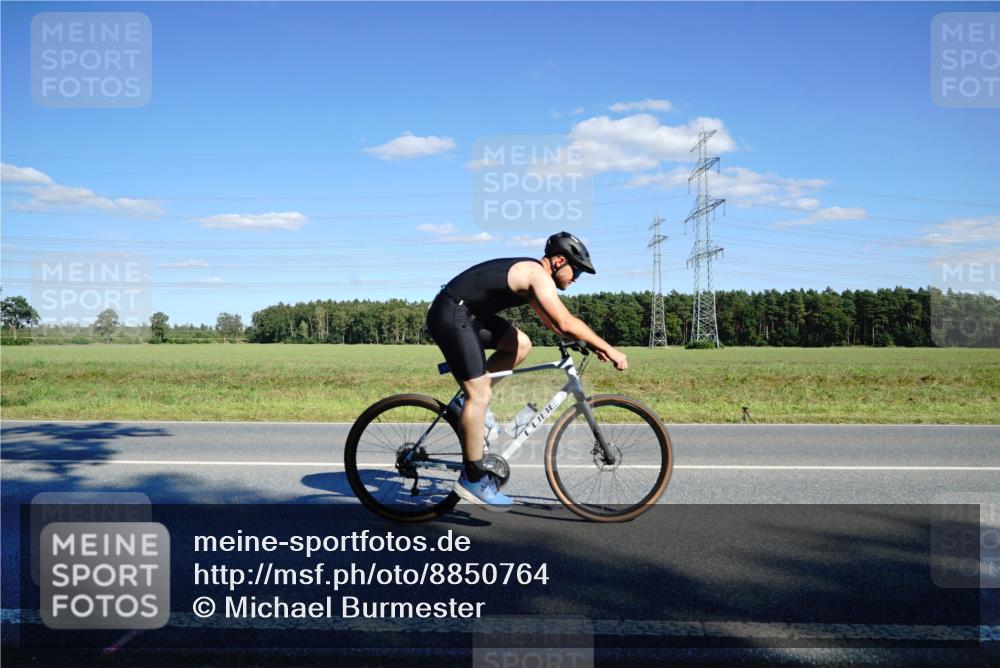 07.09.2025 - 19. Norderstedt Triathlon Michael Burmester http://msf.ph/oto/8850764 07.09.2025 15:33:44 Radfahren 875, 912 meine-sportfotos.de
