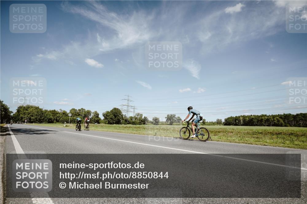 07.09.2025 - 19. Norderstedt Triathlon Michael Burmester http://msf.ph/oto/8850844 07.09.2025 14:18:37 Radfahren 994 meine-sportfotos.de