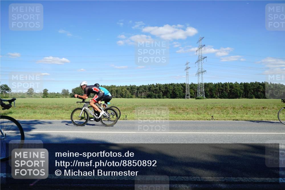 07.09.2025 - 19. Norderstedt Triathlon Michael Burmester http://msf.ph/oto/8850892 07.09.2025 15:36:32 Radfahren 1418, 1424 meine-sportfotos.de
