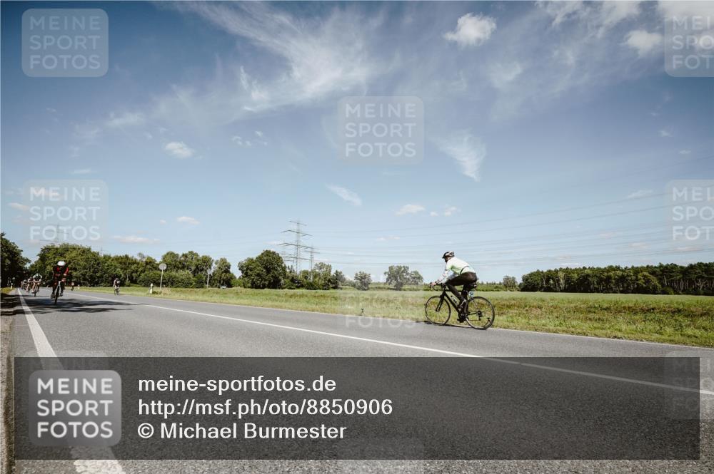 07.09.2025 - 19. Norderstedt Triathlon Michael Burmester http://msf.ph/oto/8850906 07.09.2025 14:19:37 Radfahren 960, 990 meine-sportfotos.de