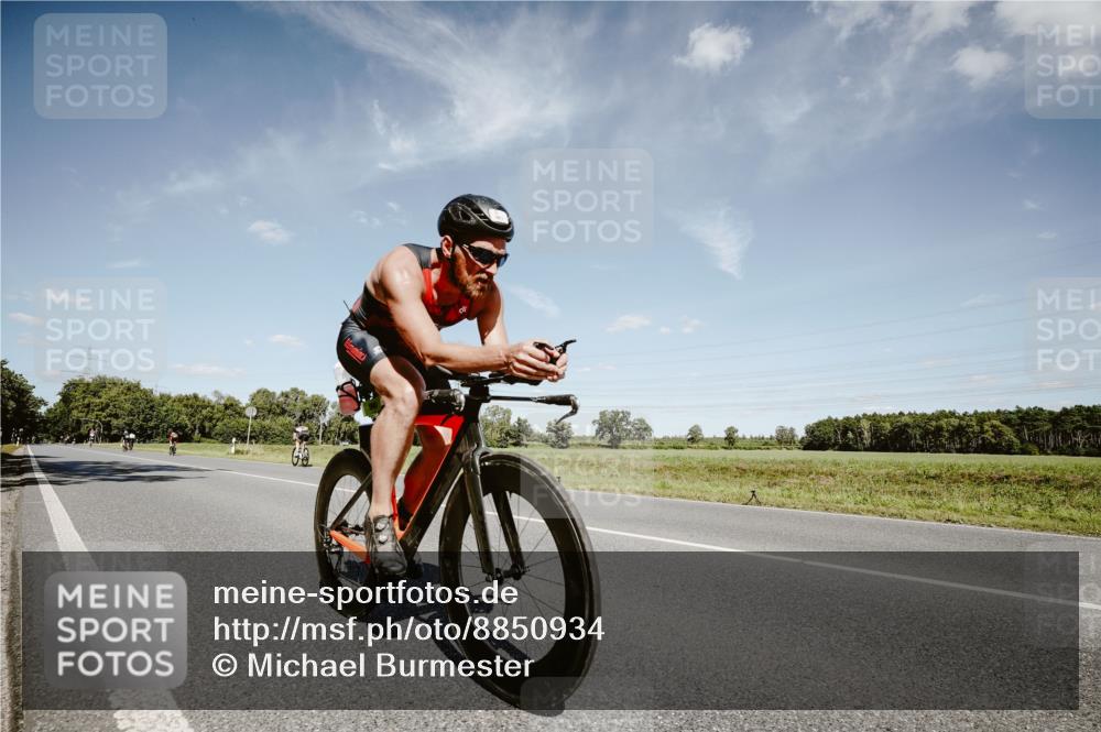 07.09.2025 - 19. Norderstedt Triathlon Michael Burmester http://msf.ph/oto/8850934 07.09.2025 14:19:44 Radfahren 959, 961, 992 meine-sportfotos.de