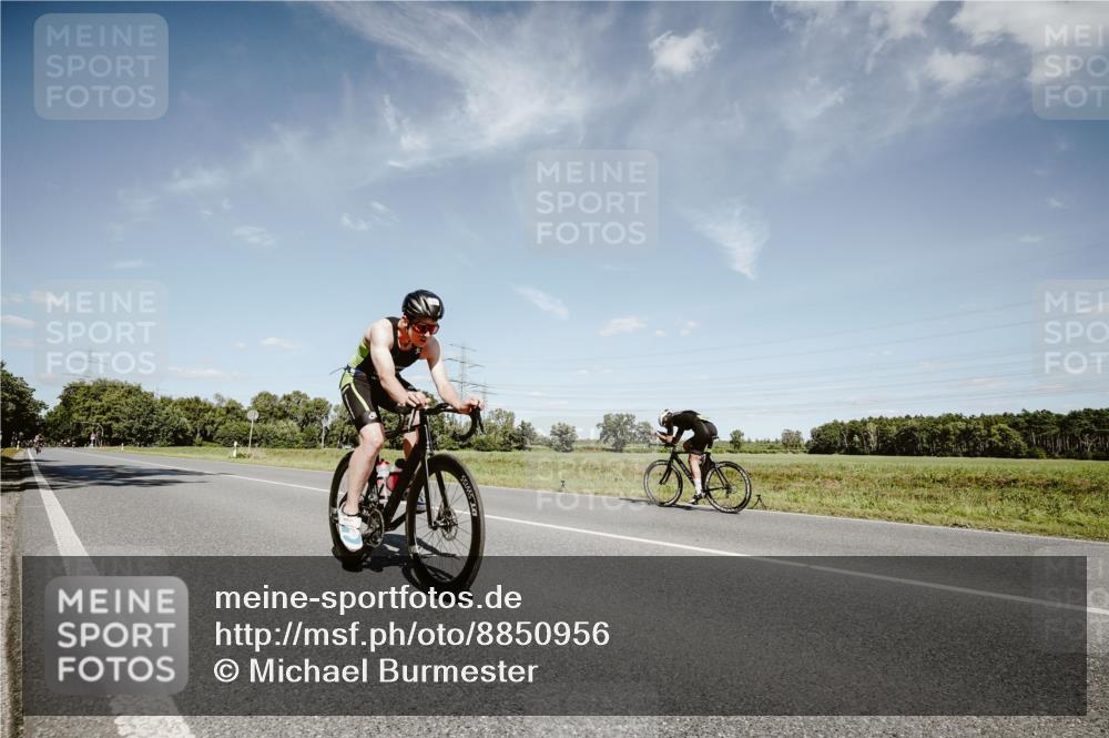07.09.2025 - 19. Norderstedt Triathlon Michael Burmester http://msf.ph/oto/8850956 07.09.2025 14:20:04 Radfahren 989, 995 meine-sportfotos.de