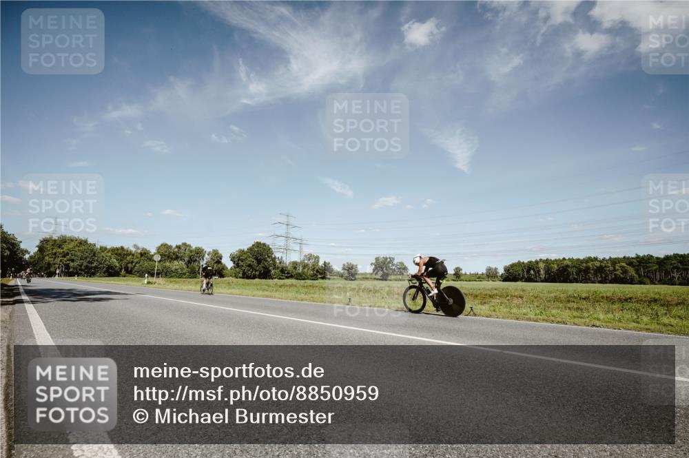 07.09.2025 - 19. Norderstedt Triathlon Michael Burmester http://msf.ph/oto/8850959 07.09.2025 14:20:05 Radfahren 989, 995 meine-sportfotos.de