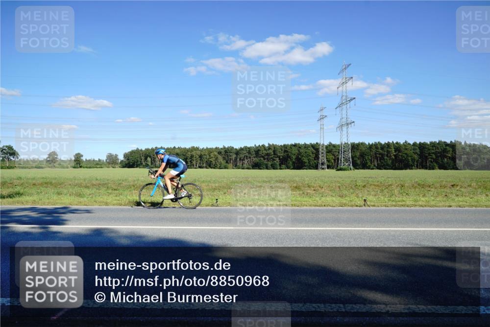 07.09.2025 - 19. Norderstedt Triathlon Michael Burmester http://msf.ph/oto/8850968 07.09.2025 15:37:16 Radfahren 1489 meine-sportfotos.de