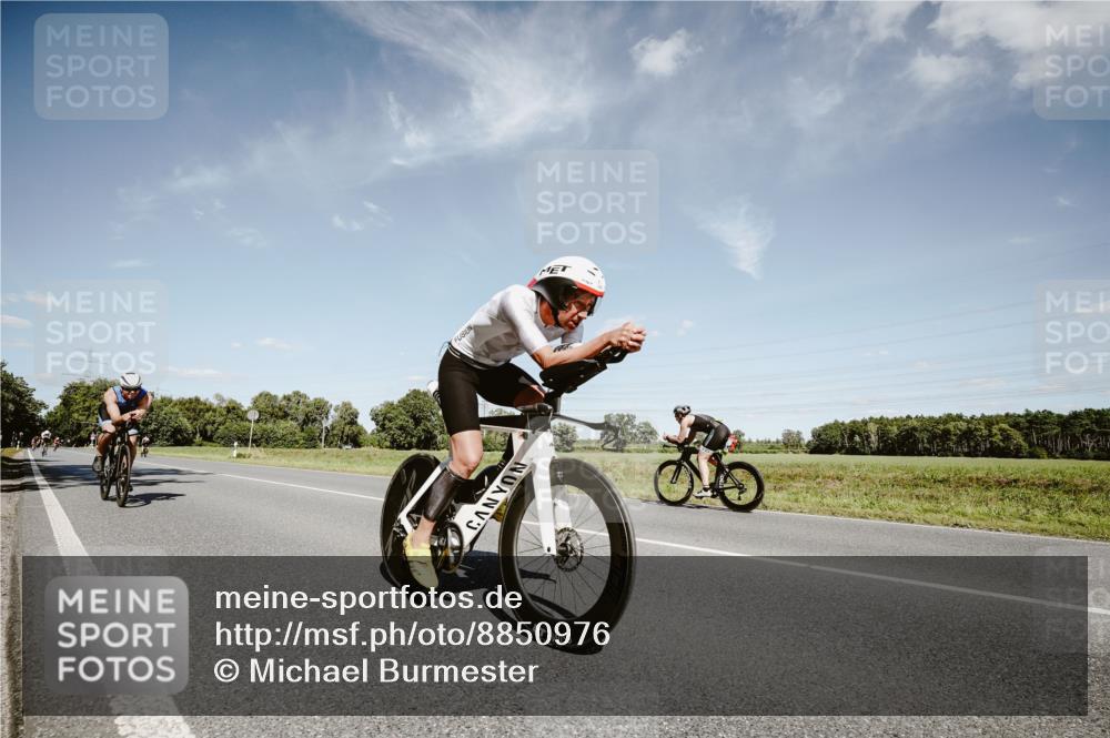 07.09.2025 - 19. Norderstedt Triathlon Michael Burmester http://msf.ph/oto/8850976 07.09.2025 14:20:13 Radfahren 388, 986, 1010, 1421 meine-sportfotos.de