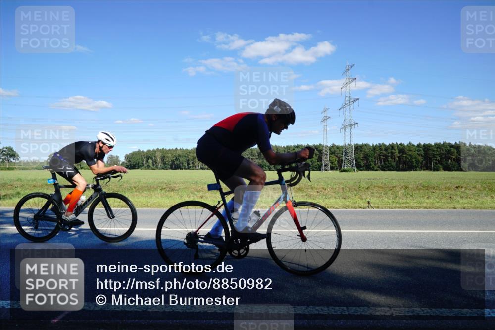 07.09.2025 - 19. Norderstedt Triathlon Michael Burmester http://msf.ph/oto/8850982 07.09.2025 15:37:24 Radfahren 371, 405, 439, 927 meine-sportfotos.de