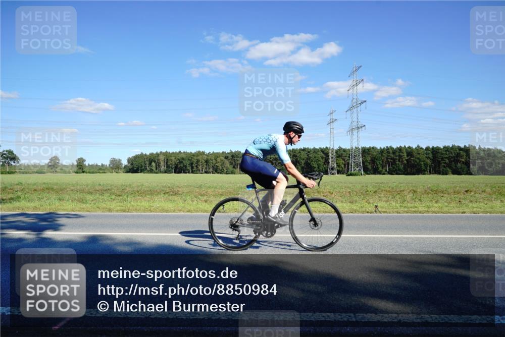 07.09.2025 - 19. Norderstedt Triathlon Michael Burmester http://msf.ph/oto/8850984 07.09.2025 15:37:25 Radfahren 371, 405, 439, 927 meine-sportfotos.de
