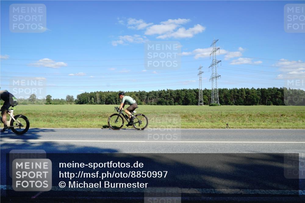 07.09.2025 - 19. Norderstedt Triathlon Michael Burmester http://msf.ph/oto/8850997 07.09.2025 15:37:39 Radfahren 894 meine-sportfotos.de