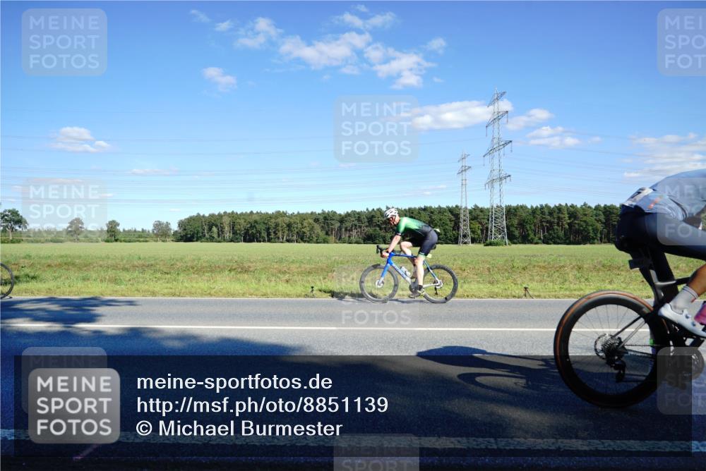 07.09.2025 - 19. Norderstedt Triathlon Michael Burmester http://msf.ph/oto/8851139 07.09.2025 15:39:11 Radfahren 397, 885, 918, 947 meine-sportfotos.de
