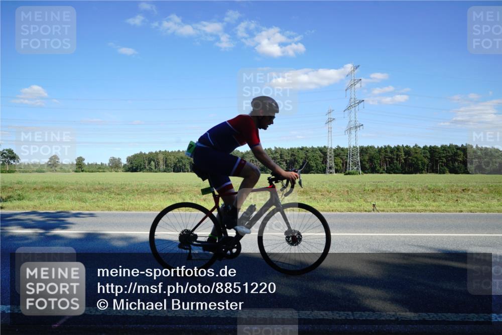 07.09.2025 - 19. Norderstedt Triathlon Michael Burmester http://msf.ph/oto/8851220 07.09.2025 15:40:14 Radfahren 868, 1497, 1526 meine-sportfotos.de