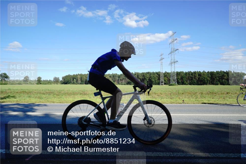 07.09.2025 - 19. Norderstedt Triathlon Michael Burmester http://msf.ph/oto/8851234 07.09.2025 15:40:22 Radfahren 501, 886, 890 meine-sportfotos.de
