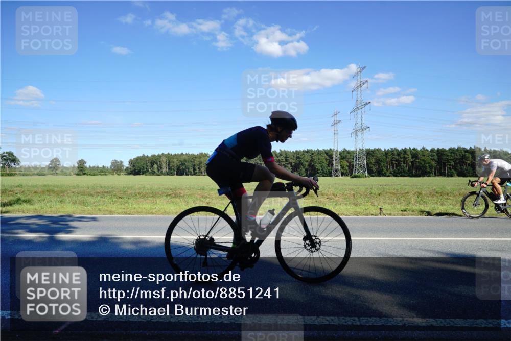 07.09.2025 - 19. Norderstedt Triathlon Michael Burmester http://msf.ph/oto/8851241 07.09.2025 15:40:27 Radfahren 498, 1430, 1522 meine-sportfotos.de