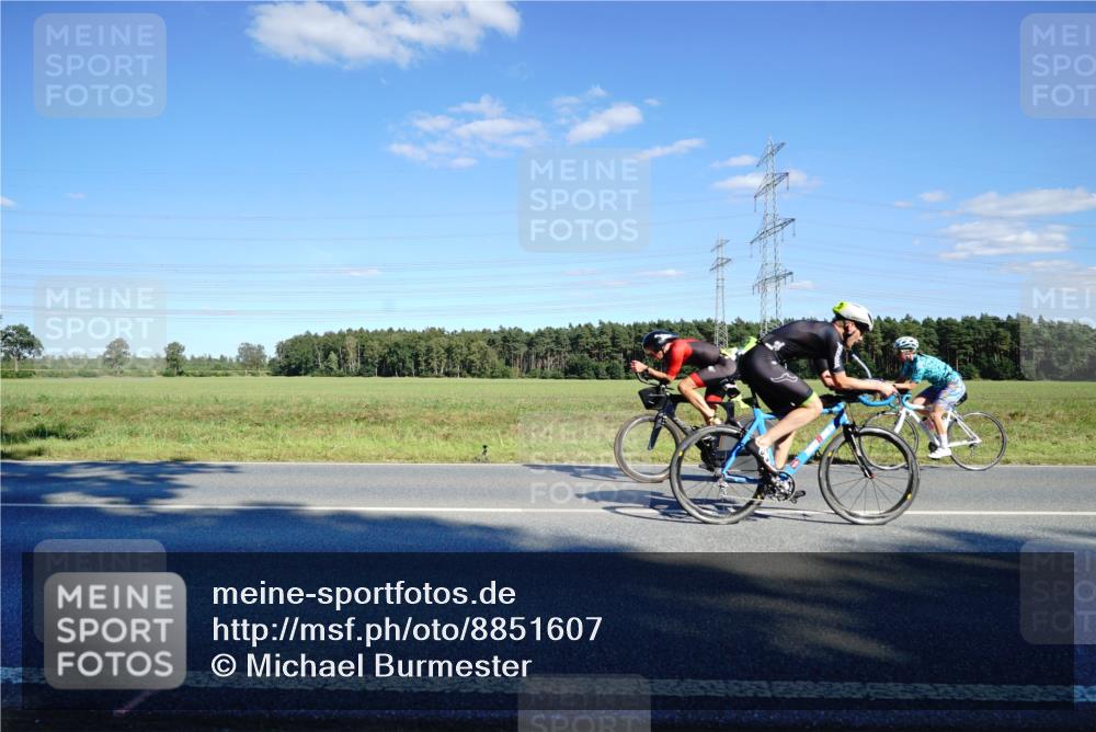 07.09.2025 - 19. Norderstedt Triathlon Michael Burmester http://msf.ph/oto/8851607 07.09.2025 15:44:20 Radfahren 383, 542, 866, 884, 936, 1495 meine-sportfotos.de
