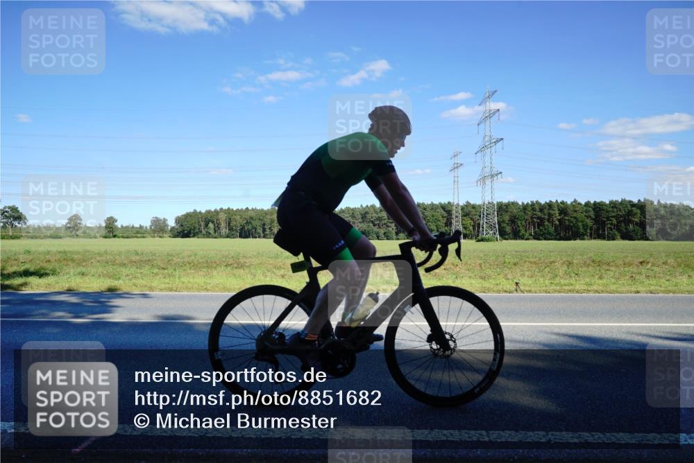 07.09.2025 - 19. Norderstedt Triathlon Michael Burmester http://msf.ph/oto/8851682 07.09.2025 15:45:02 Radfahren 491, 1492 meine-sportfotos.de