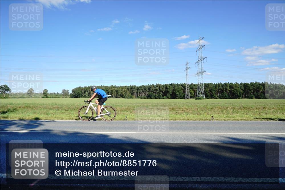 07.09.2025 - 19. Norderstedt Triathlon Michael Burmester http://msf.ph/oto/8851776 07.09.2025 15:45:49 Radfahren 883, 1527 meine-sportfotos.de