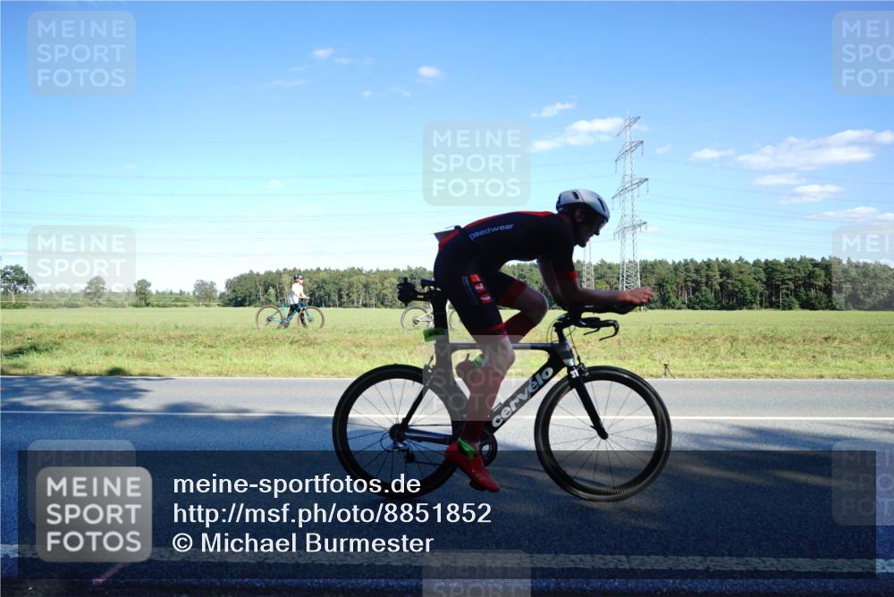 07.09.2025 - 19. Norderstedt Triathlon Michael Burmester http://msf.ph/oto/8851852 07.09.2025 15:46:40 Radfahren 526, 536 meine-sportfotos.de