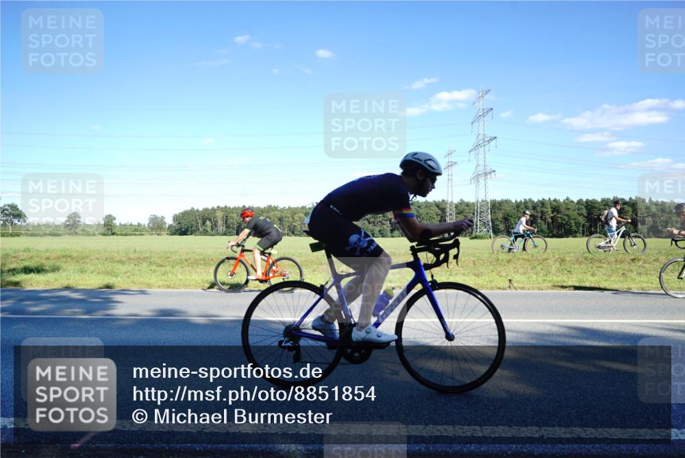 07.09.2025 - 19. Norderstedt Triathlon Michael Burmester http://msf.ph/oto/8851854 07.09.2025 15:46:48 Radfahren 483, 488 meine-sportfotos.de