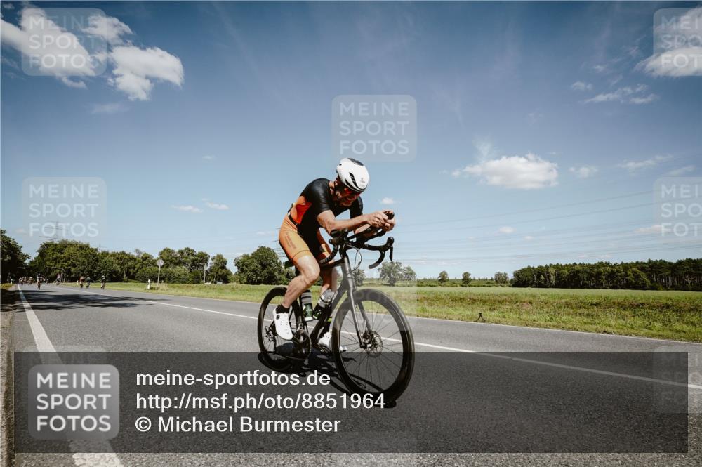 07.09.2025 - 19. Norderstedt Triathlon Michael Burmester http://msf.ph/oto/8851964 07.09.2025 14:30:47 Radfahren 444, 989, 1000 meine-sportfotos.de